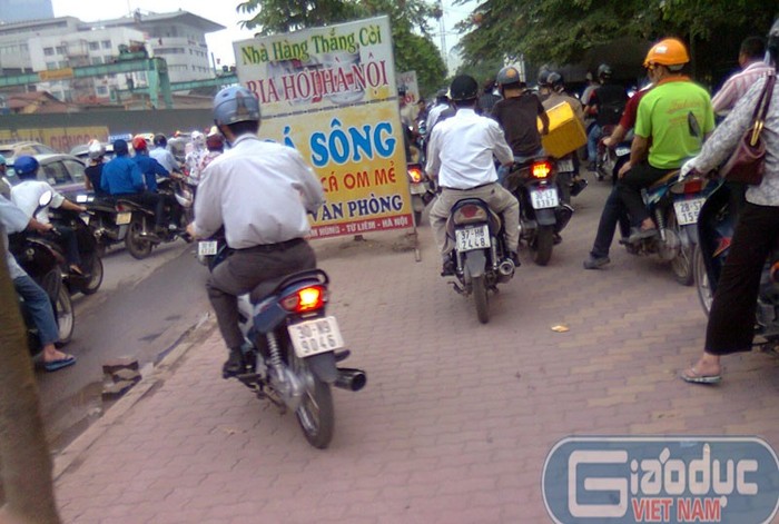 Ý thức tham gia giao thông của người dân Hà Nội ...